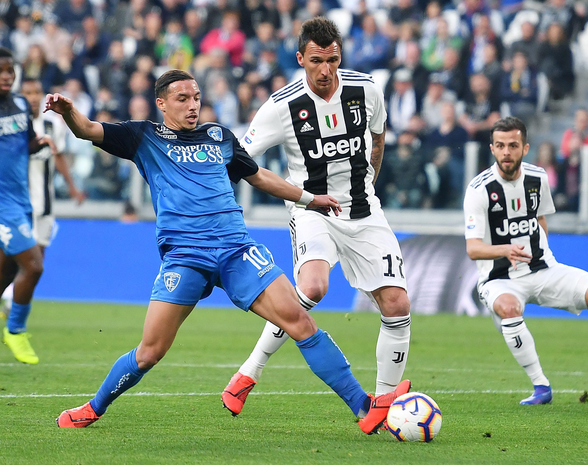 巴萨球迷再次在诺坎普比赛第10分钟集体高喊梅西的名字！（诺坎普第10分钟，巴萨球迷再度齐声呼喊梅西）