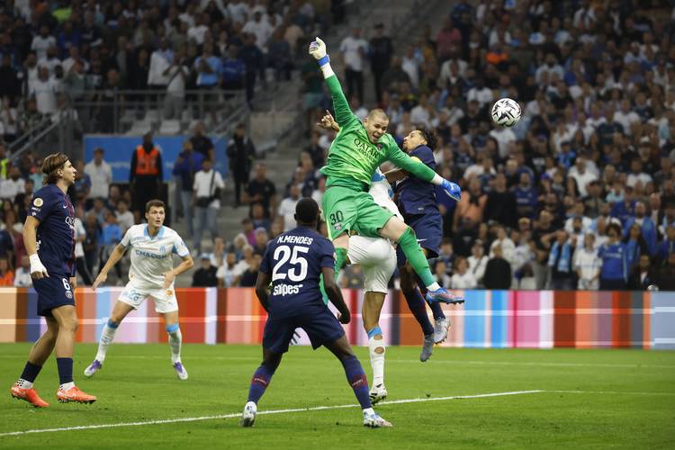 皇马主帅阿隆索发布会解析：维尼修斯状态喜人 青训新星获征召（皇马主帅阿隆索发布会解读：维尼修斯状态出色 青训新星入选名单）