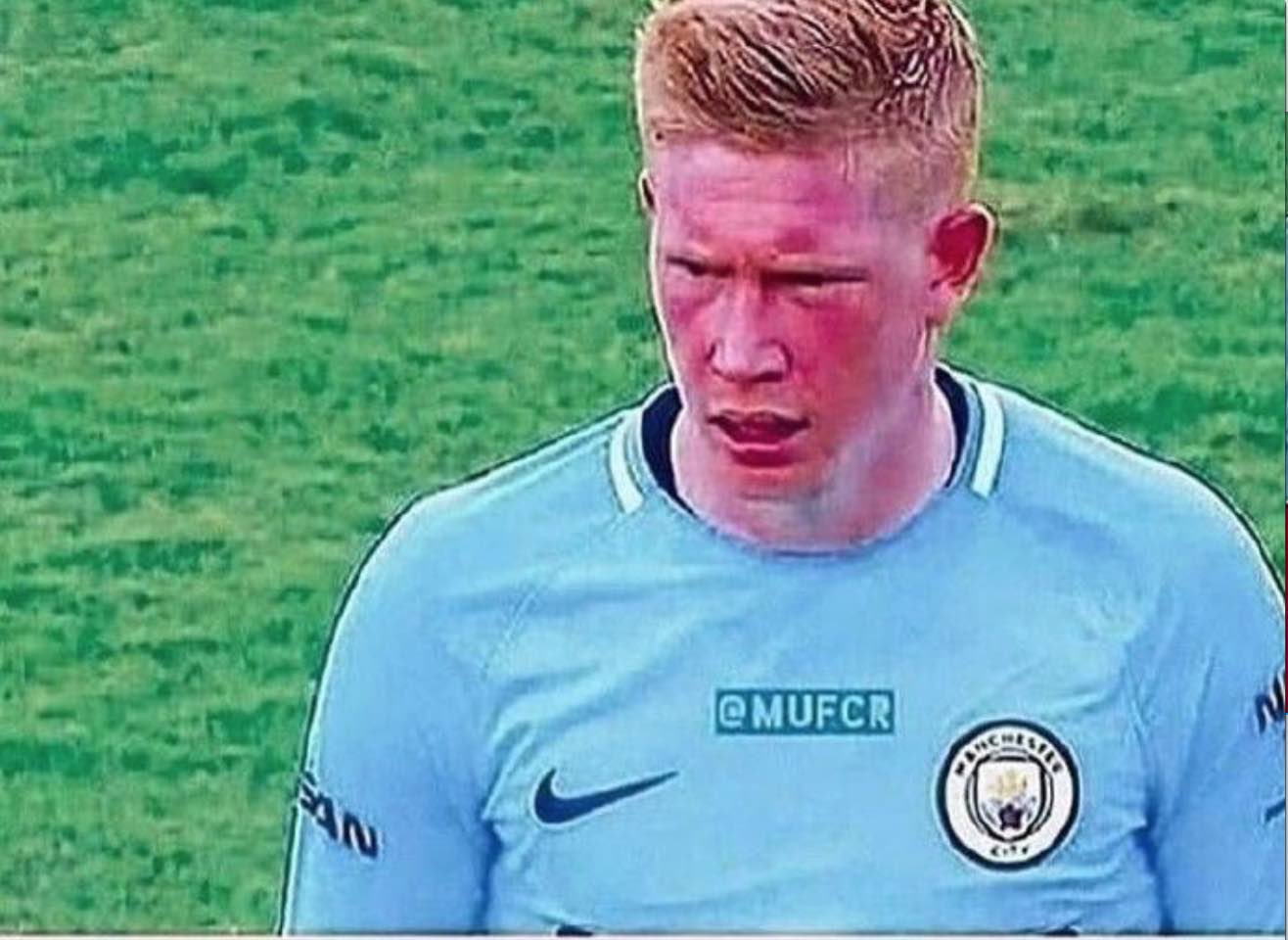 欧冠半场：克瑙夫打破僵局，法兰克福1-0巴塞罗那（欧冠半场战报：克瑙夫先拔头筹，法兰克福暂1-0领先巴塞罗那）