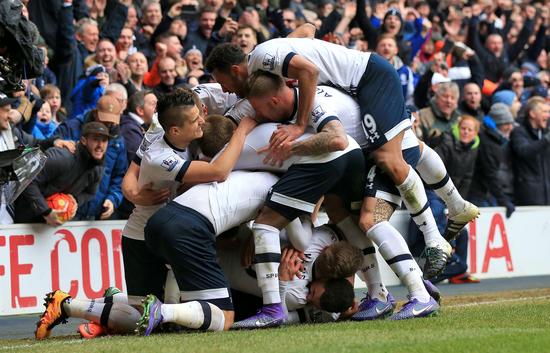 足球英超领头羊遭遇伤病危机，后卫告急（英超榜首队遭伤病潮侵袭，后防线告急）