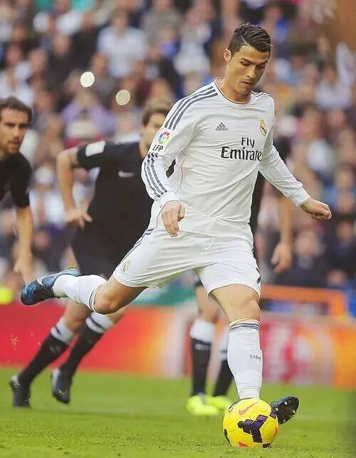 连续颠球超50个小时，巴西男子打破自己保持的吉尼斯世界纪录（巴西男子连续颠球逾50小时，刷新自己保持的吉尼斯世界纪录）